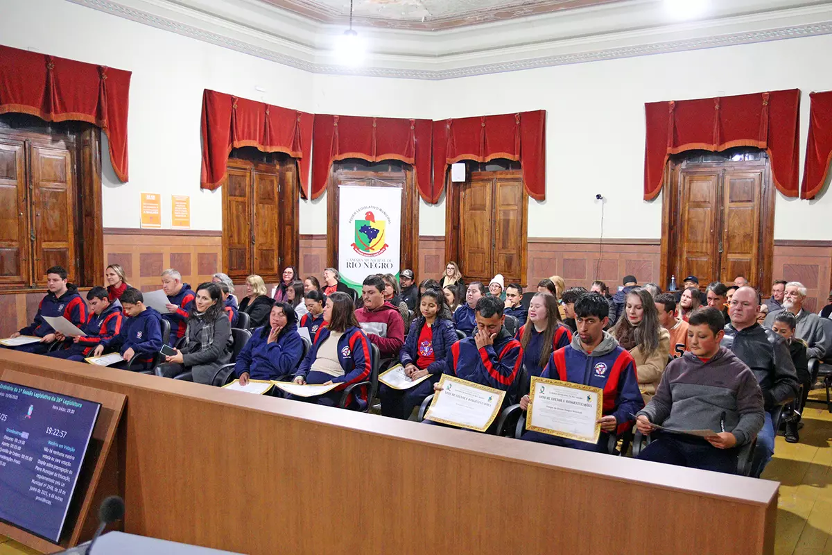 Câmara de Rio Negro entrega Votos de Louvor aos alunos da Escola Tia Apolônia